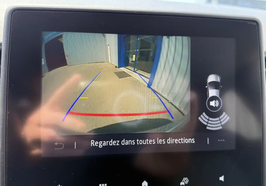 Affichage de la caméra de recul de la Renault Clio V gris, montrant l'arrière avec lignes de guidage colorées.