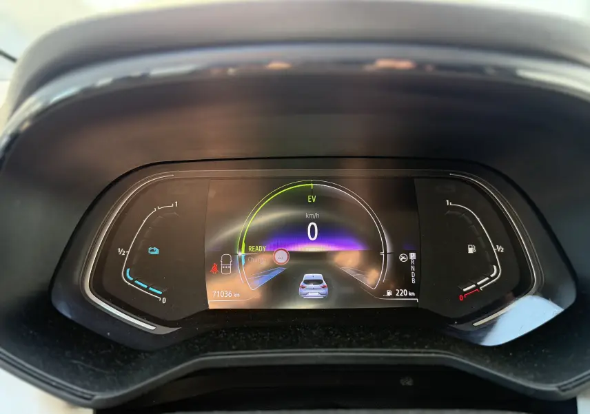Tableau de bord numérique de la Renault Clio V hybride gris, affichant 0 km/h et 71 036 km au compteur.