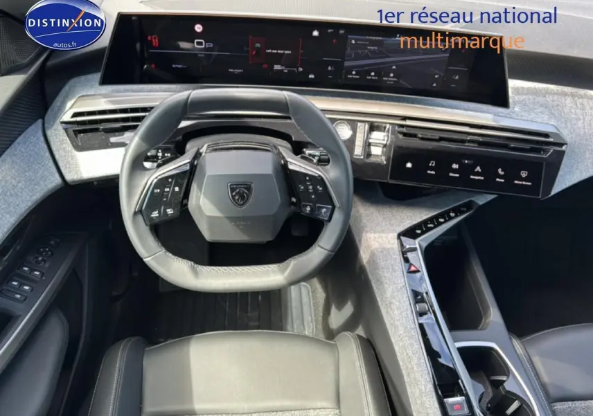 Intérieur Peugeot 5008 Hybrid 145 vue de dessus sur le volant cuir et tableau de bord numérique large gris clair.