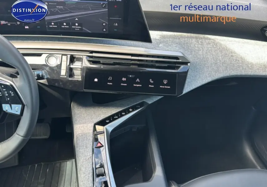 Vue intérieure côté conducteur du tableau de bord gris clair et noir du Peugeot 5008 Hybrid 145 allure e-dcs6 2025.