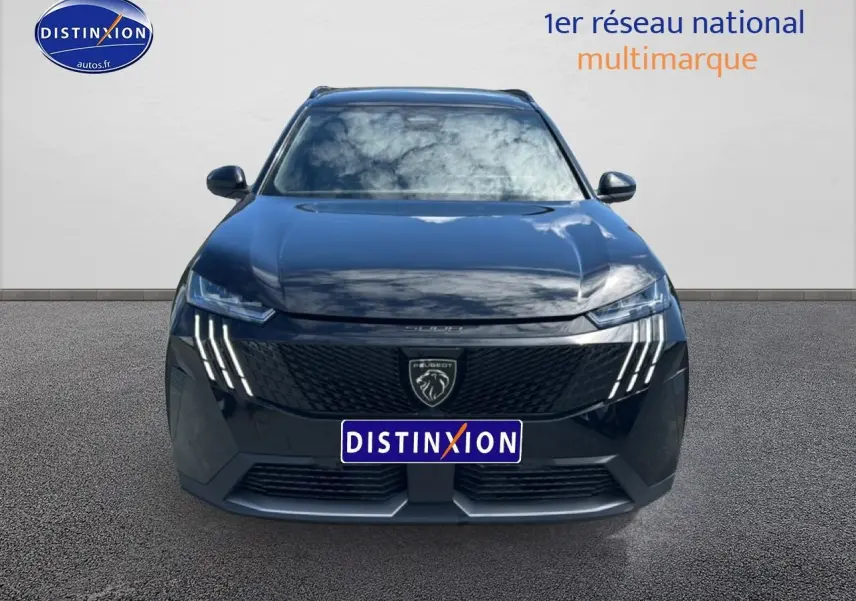 Vue avant du Peugeot 5008 noir 2025 avec phares LED distinctifs et calandre au lion central.