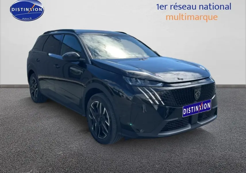 Peugeot 5008 Hybrid 145 allure noir en 3/4 avant droit avec jantes alu et calandre distinctive noire.