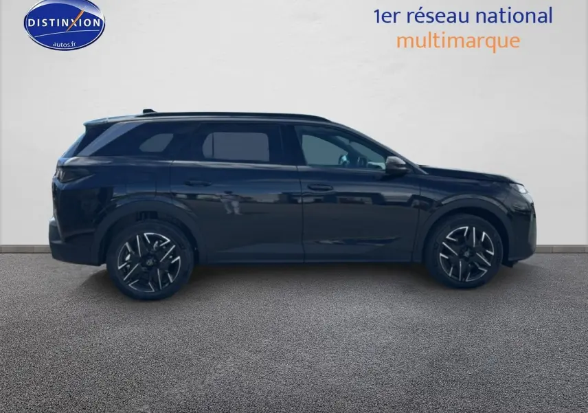 Profil latéral droit d’un Peugeot 5008 noir 2025 avec jantes alu et vitres surteintées.