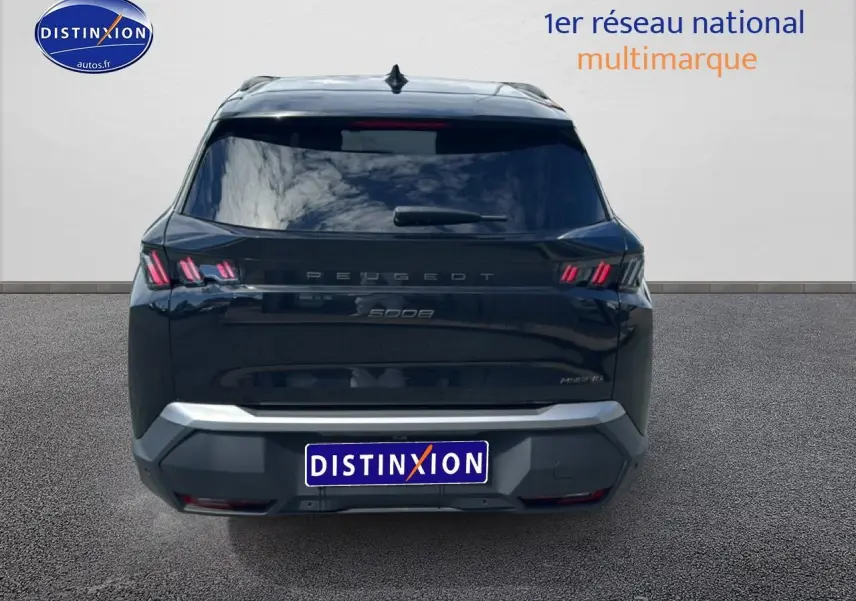 Vue arrière d’un Peugeot 5008 noir 2025 avec feux arrière LED et lunette arrière surteintée.