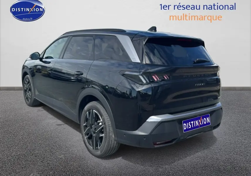 Peugeot 5008 Hybrid 145 allure noir vue 3/4 arrière droit avec feux arrière LED et jantes alu noires.