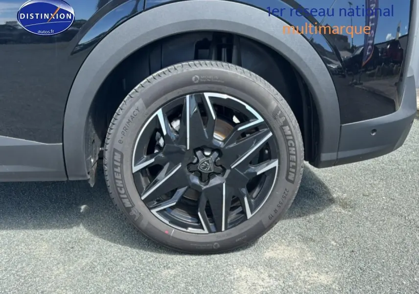 Gros plan sur la roue arrière droite noire du Peugeot 5008 Hybrid 145 allure e-dcs6 avec jante alu distinctive.