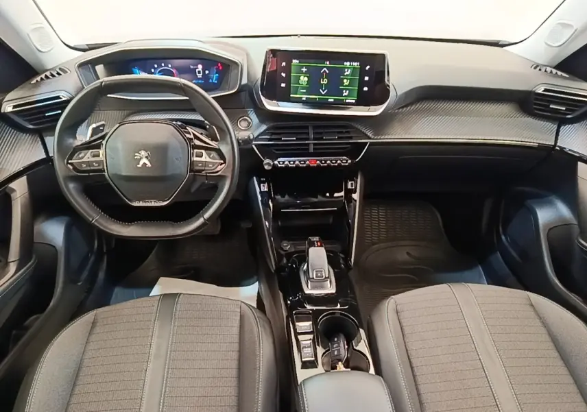 Vue intérieure avant du Peugeot 2008 gris clair 2022, avec tableau de bord numérique et écran tactile central.