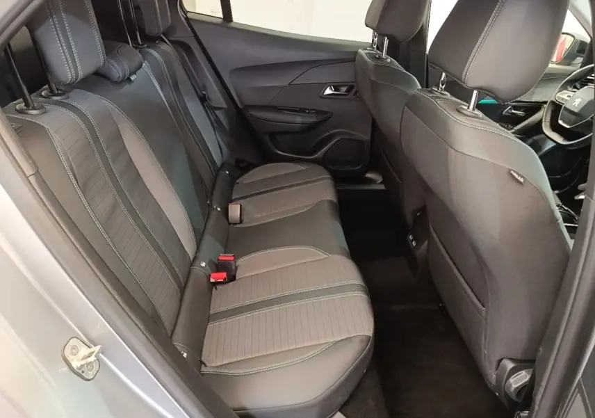 Vue intérieure côté gauche des sièges arrière gris foncé et tissu du Peugeot 2008 PureTech 130 Allure Pack 2022.