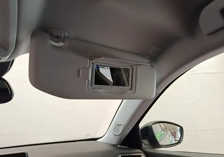 Détail du pare-soleil côté conducteur avec miroir intégré, vue intérieure du PEUGEOT 2008 gris clair.