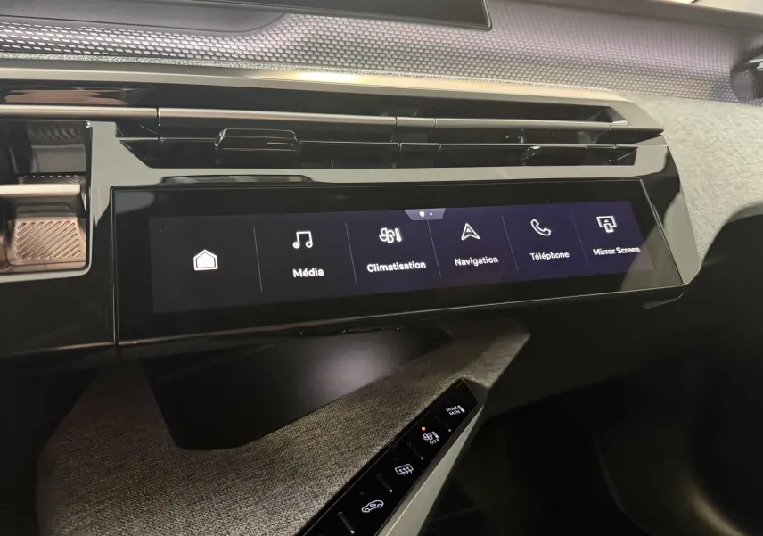 Tableau de bord de Peugeot 3008 Hybrid 145 GT 2025 avec écran tactile central et finition tissu gris.