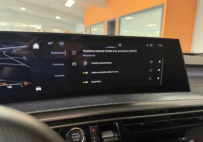 Intérieur du Peugeot 3008 Hybrid 145 GT, écran tactile affichant l'aide à la conduite, vue du tableau de bord côté conducteur.