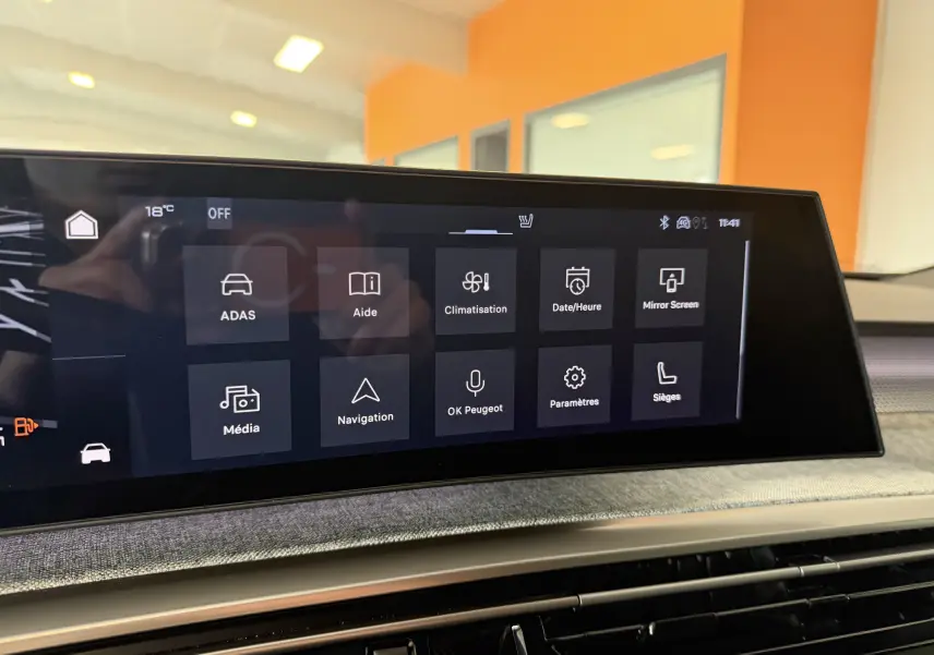 Écran tactile central du Peugeot 3008 Hybrid 145 GT 2025 affichant les menus ADAS, climatisation et navigation, intérieur tissu gris.