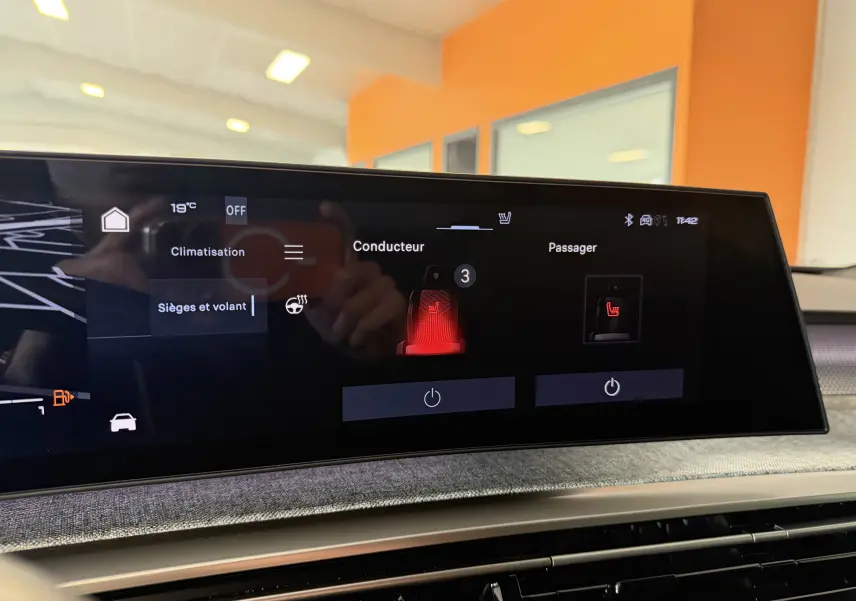 Écran tactile intérieur du Peugeot 3008 Hybrid 145 GT affichant le réglage des sièges chauffants conducteur et passager.