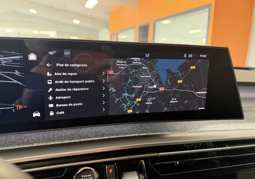 Écran tactile central du tableau de bord du Peugeot 3008 Hybrid 145 GT affichant la navigation et les options de catégories.