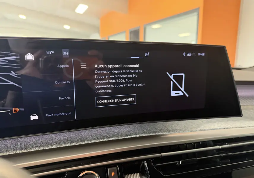 Écran tactile central du tableau de bord du Peugeot 3008 Hybrid 145 GT, affichant la connexion Bluetooth inactive.