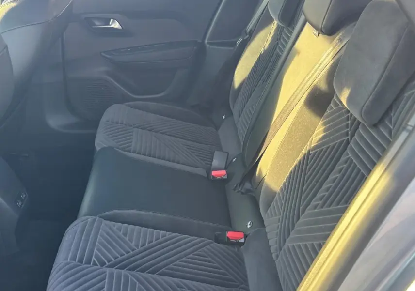 Vue intérieure côté droit des sièges arrière gris foncé avec motifs géométriques sur une Lancia Ypsilon 2025 hybride.