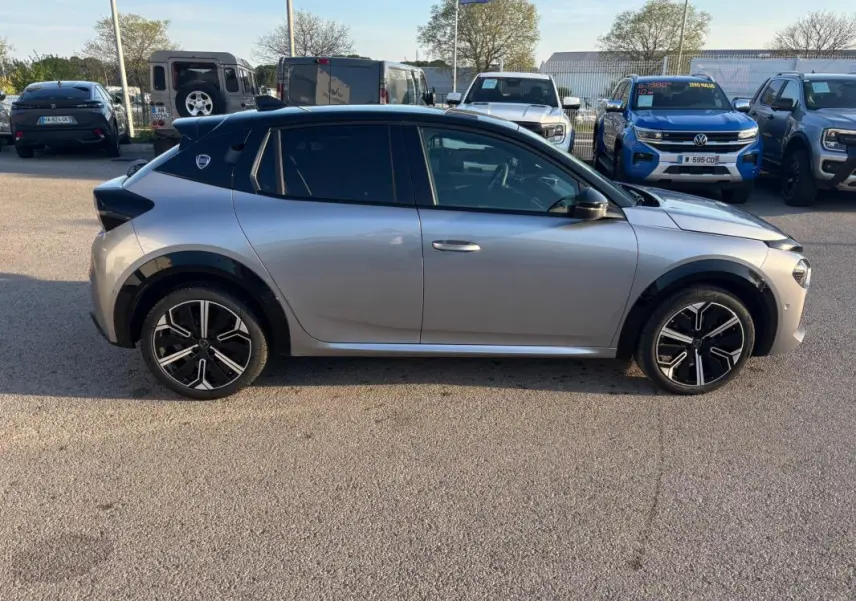 Vue latérale droite de la Lancia Ypsilon 1.2 Ibrida gris 2025 avec jantes 17 pouces et toit noir contrasté.