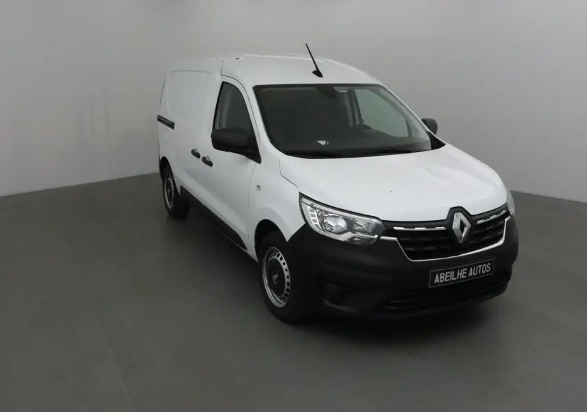 Renault Express Van blanc vu en 3/4 avant droit, avec pare-chocs noir et jantes acier simples.