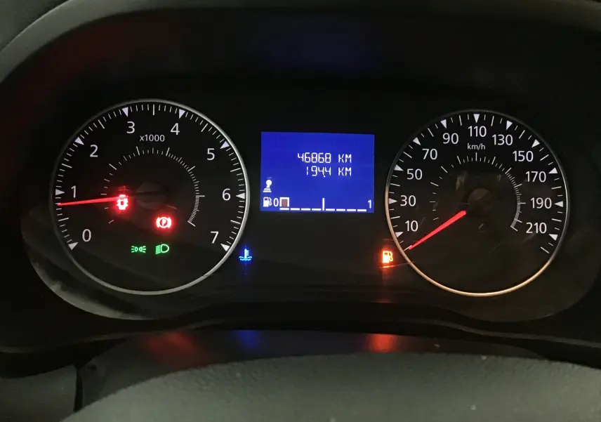 Gros plan sur le tableau de bord du Renault Express Van blanc 2023, affichant compteur et témoins lumineux actifs.