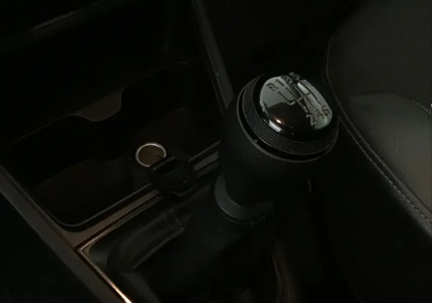 Le levier de vitesses manuel noir du Renault Express Van 2023, avec marquages des six rapports visibles en gros plan.