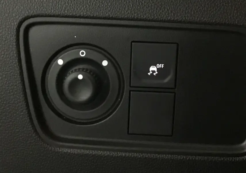 Gros plan sur les commandes de réglage des rétroviseurs et du contrôle de stabilité du Renault Express Van blanc 2023.