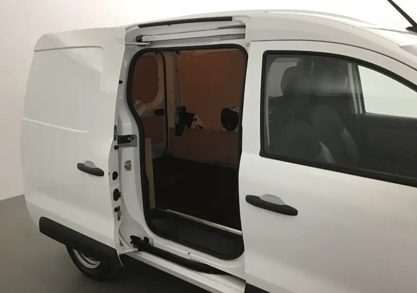 Vue latérale droite d'un Renault Express Van blanc 2023 avec porte coulissante ouverte montrant l'espace de chargement vide.