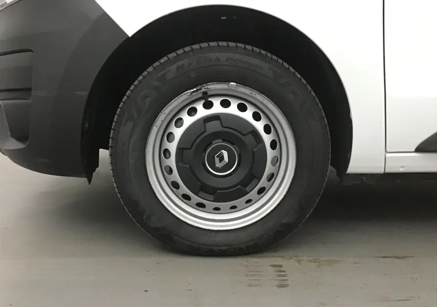 Gros plan sur la roue avant gauche blanche du Renault Express Van 2023 avec jante acier et logo Renault central.