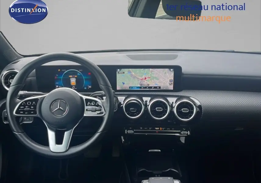 Intérieur de la Mercedes Classe A 180 Business Line 2020, tableau de bord avec écran tactile et volant multifonction noir.