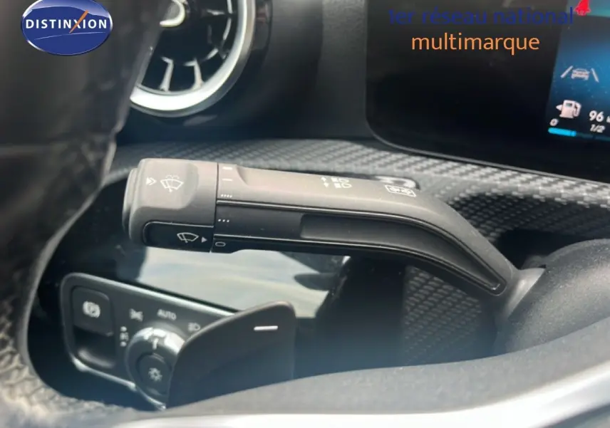 Gros plan sur la commande d'essuie-glace côté gauche du tableau de bord d'une Mercedes Classe A noire cosmos métal 2020.