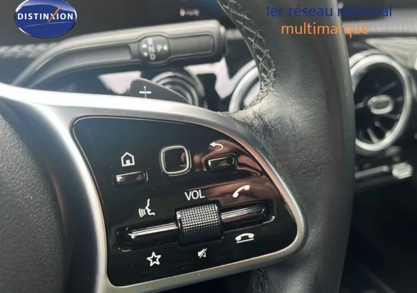 Gros plan sur les commandes du volant en cuir noir de la Mercedes Classe A 180 Business Line 2020.