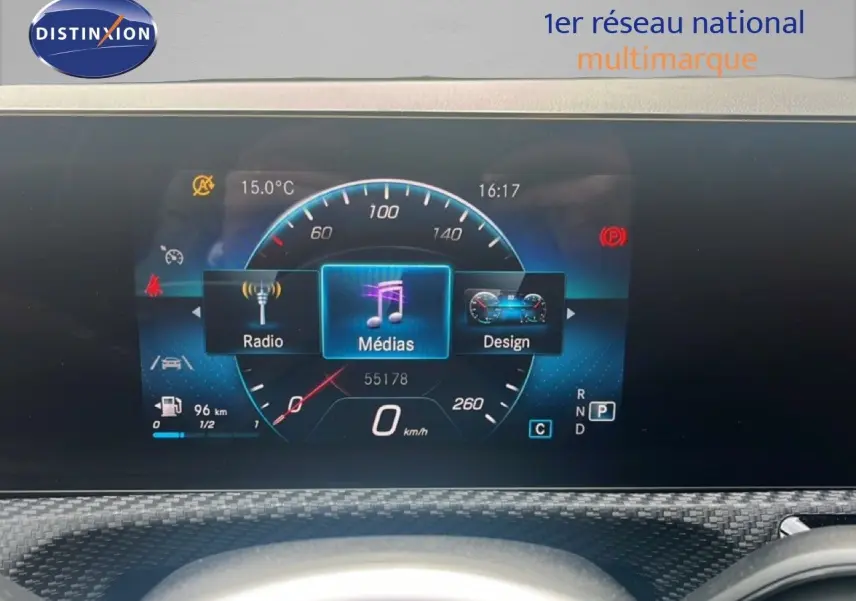 Tableau de bord numérique de Mercedes Classe A 180 Business Line 2020 affichant la vitesse et options médias.