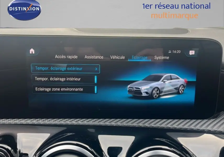 Écran multimédia montrant une Mercedes Classe A noire cosmos métal en vue latérale droite sur fond bleu.