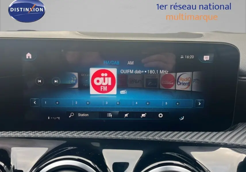 Tableau de bord de Mercedes Classe A 180 Business Line 2020 avec écran tactile et finition carbone noire