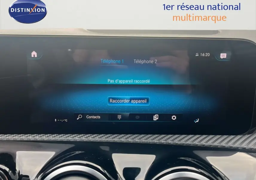 Écran tactile central de la Mercedes Classe A 180 Business Line 2020, avec finition noire et détails carbone.