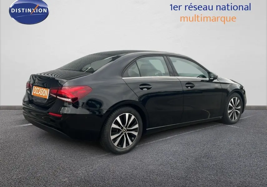 Mercedes Classe A 180 Business Line noir cosmos métal vue 3/4 arrière côté droit, jantes alliage distinctives.