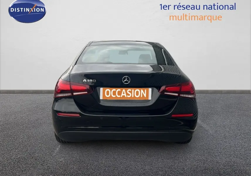 Vue arrière d'une Mercedes Classe A 180 Business Line noire Cosmos Metal avec feux arrière LED et plaque occasion.