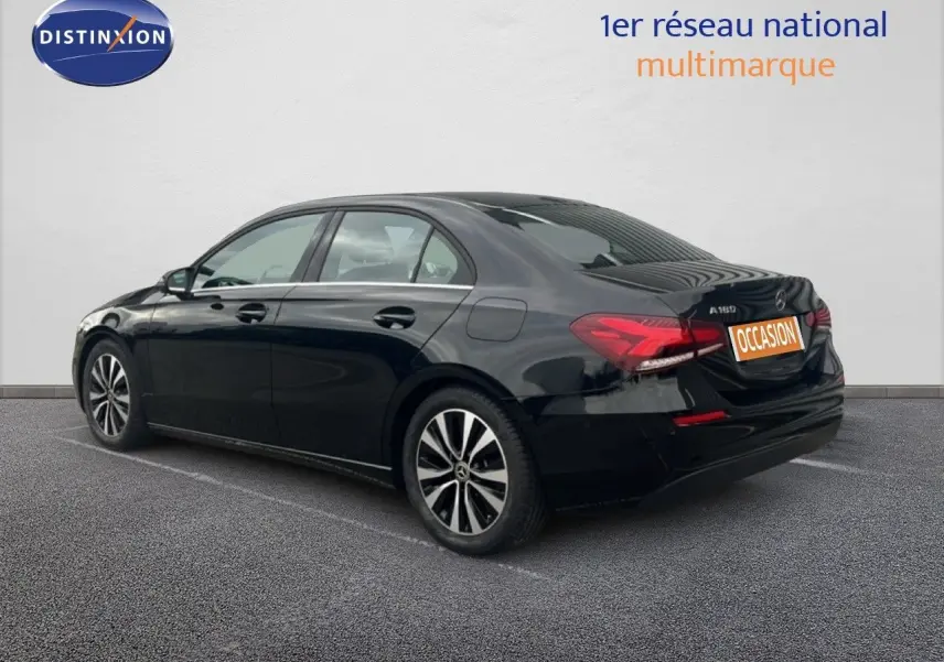 Mercedes Classe A 180 Business Line noir cosmos métal vue 3/4 arrière côté gauche, avec jantes alliage et feux LED.