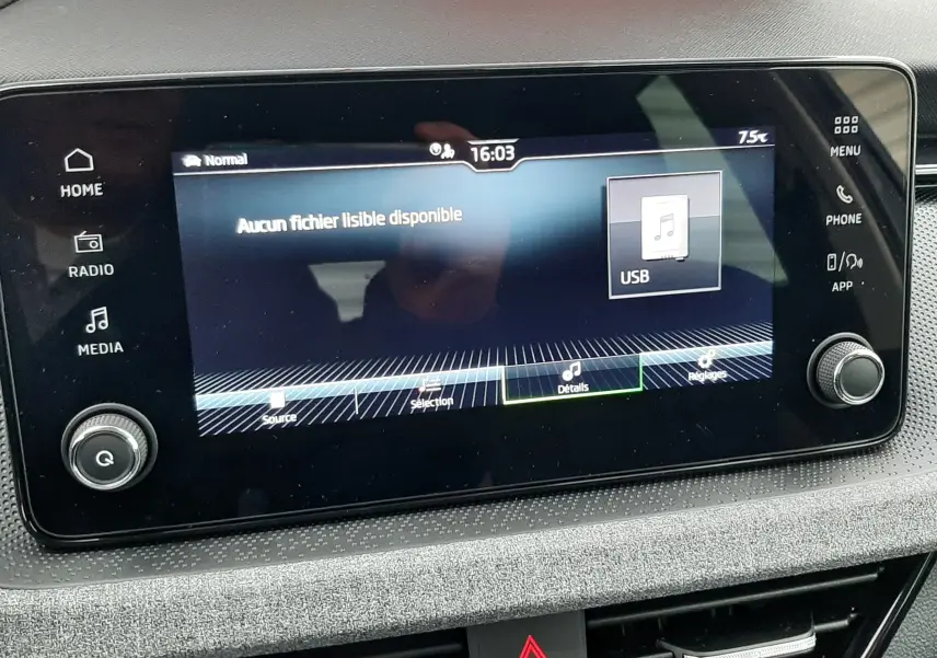 Écran tactile central du tableau de bord du Skoda Kamiq 2025 affichant le menu USB sans fichier lisible.