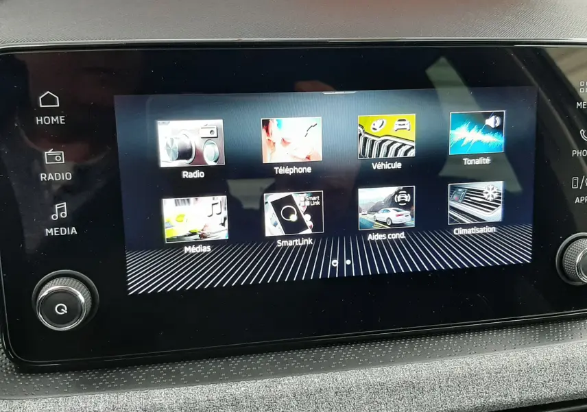 Écran tactile central du Skoda Kamiq 2025 affichant les menus radio, téléphone, véhicule, médias et climatisation.