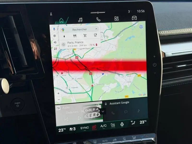 Écran tactile central du tableau de bord du Renault Scénic E-Tech blanc, affichant la navigation GPS et les commandes climatiques.