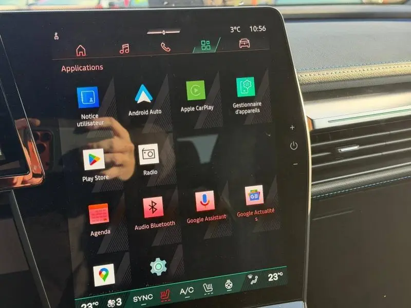 Écran tactile central du tableau de bord du Renault Scénic blanc 2025, affichant les applications connectées.