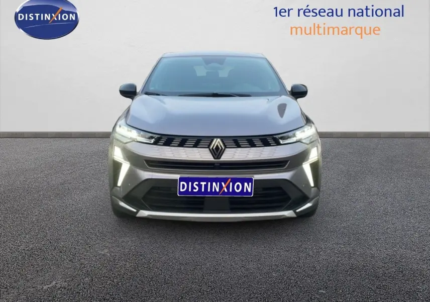 Vue frontale d'une Renault Symbioz gris casiopee metal avec feux LED allumés sur fond neutre.