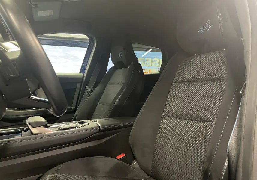 Vue intérieure côté conducteur du Renault Austral 2024, sièges noirs en tissu et Alcantara avec logo Alpine brodé.