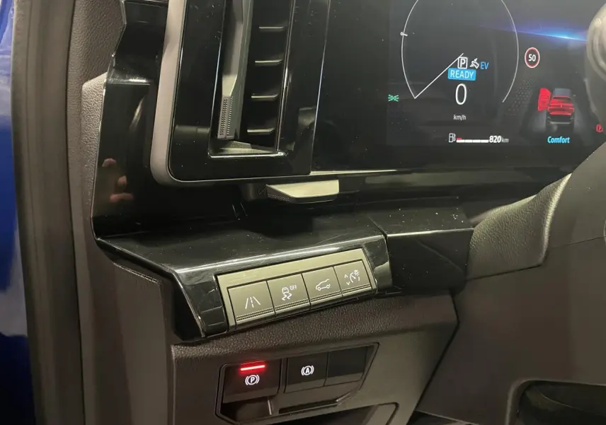 Vue intérieure côté gauche du tableau de bord du Renault Austral 2024 bleu, avec commandes d'aide à la conduite et écran digital.