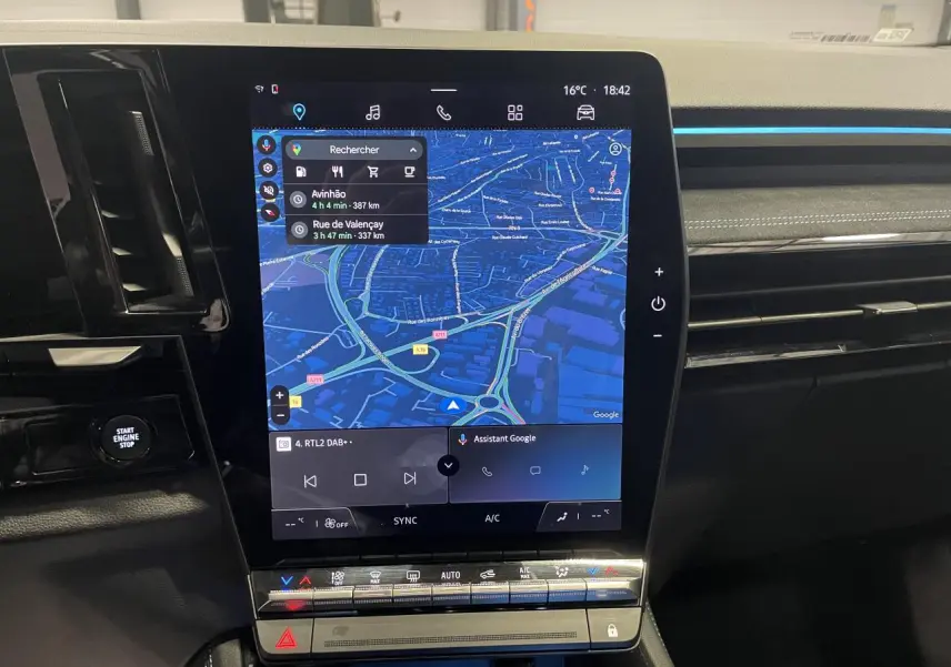 Vue rapprochée de l’écran tactile central du tableau de bord du Renault Austral 2024 avec navigation Google Maps affichée.
