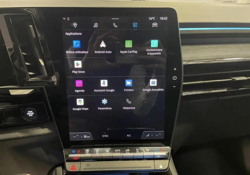 Vue rapprochée de la console centrale du Renault Austral 2024, écran tactile vertical avec interface Android Auto et Apple CarPlay.