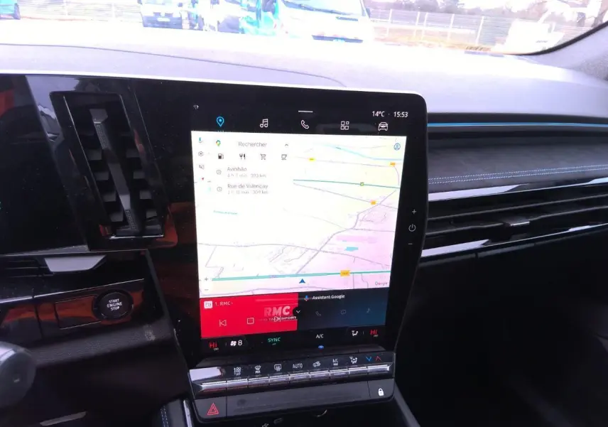 Vue intérieure centrée sur l'écran tactile vertical du système multimédia Open R Link du Renault Austral 2024.