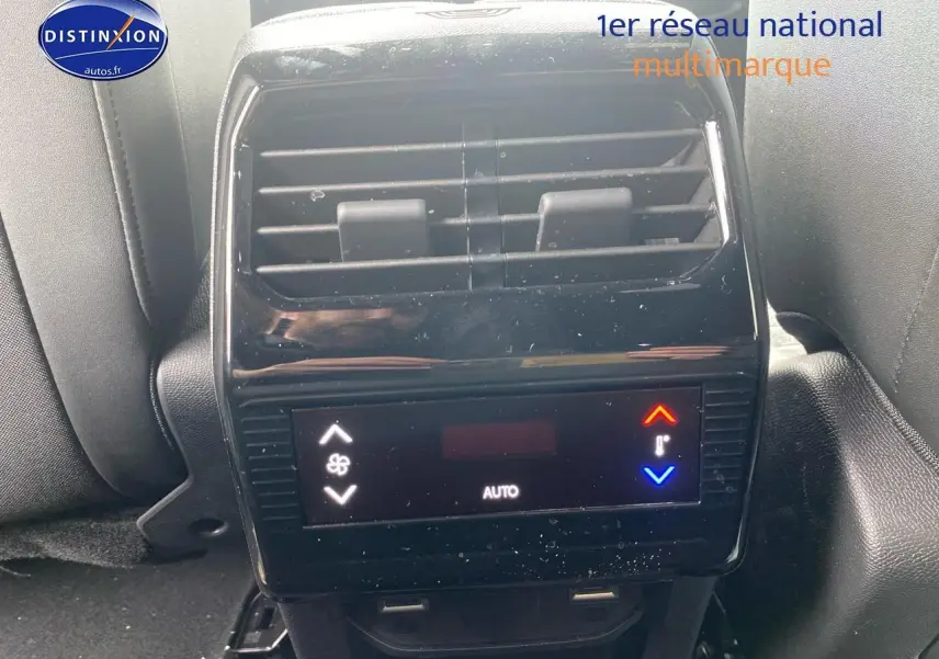 Vue rapprochée du panneau de climatisation arrière noir du Peugeot 5008 Hybrid 145 allure e-dcs6 2025.