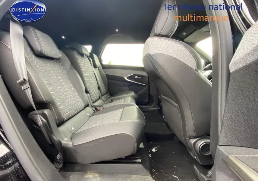 Vue intérieure côté gauche des sièges arrière en tissu gris et cuir noir du Peugeot 5008 Hybrid 145 allure e-dcs6 noir 2025.
