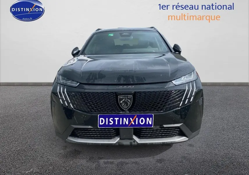 Vue frontale d’un Peugeot 5008 Hybrid 145 allure e-dcs6 noir avec calandre distinctive et phares LED fins.